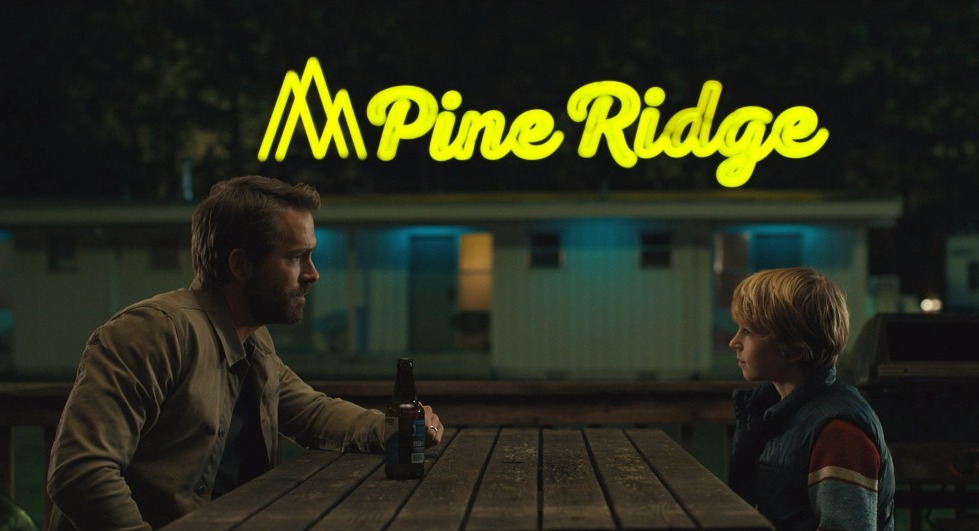 Adam adulto e Adam criança sentados na mesa de piquenique - Crítica O Projeto Adam - viagem no tempo com Ryan Reynolds - Otageek
