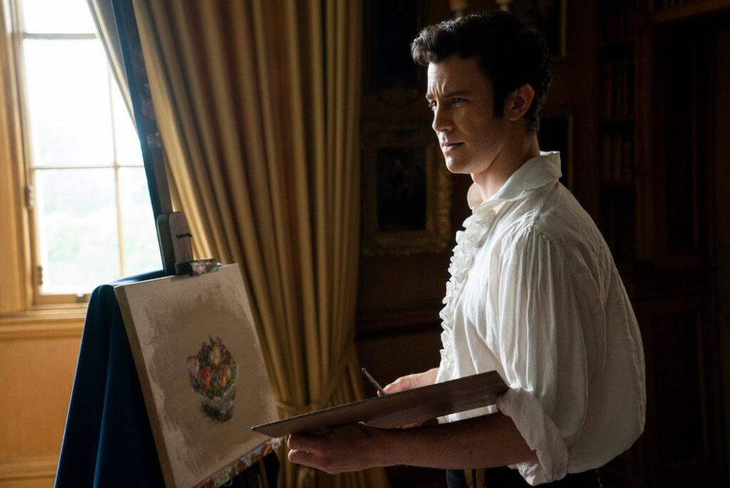 O segundo irmão, Benedict, esta pintando um quadro em nova imagem de Bridgerton.