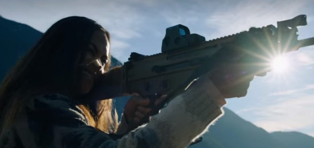 Laura, interpretada por Zoe Saldaña, com uma arma em mãos - Crítica - viagem no tempo com Ryan Reynolds - Otageek