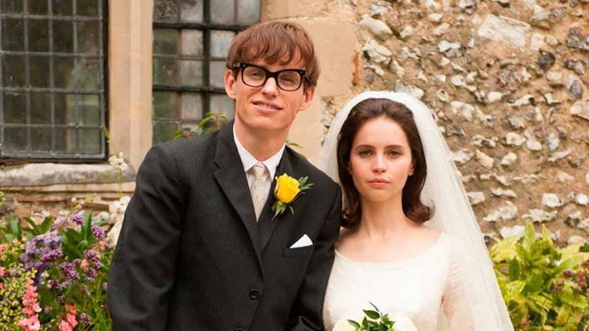 Stephen Hawking (Eddie Redmayne) e Jane Wilde (Felicity Jones) em A Teoria de Tudo. - Otageek