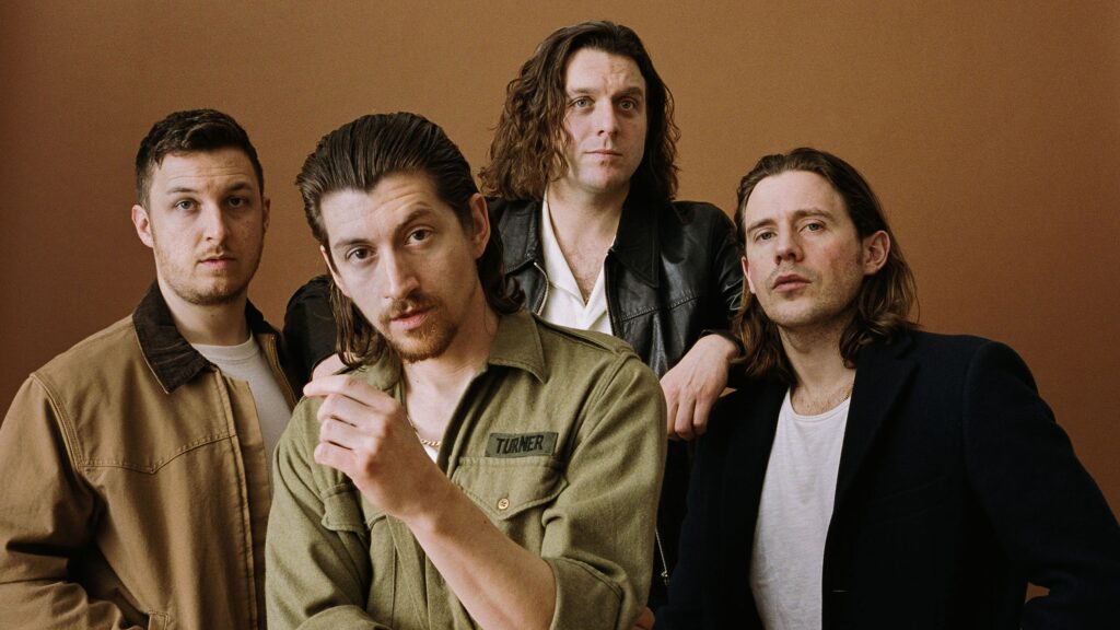 Os quatro integrantes da banda briânica Arctic Monkeys.