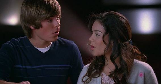 Troy e Gabriella olhando um para o outro enquanto cantam