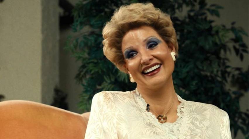 Jessica Chastain caracterizada como Tammy Faye com seu cabelo loiro curto e conhecida maquiagem forte, em cena do filme "Os Olhos de Tammy Faye".