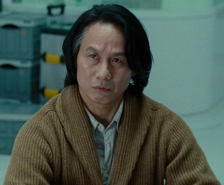 Personagem Henry Wu em seu laboratório de genética.