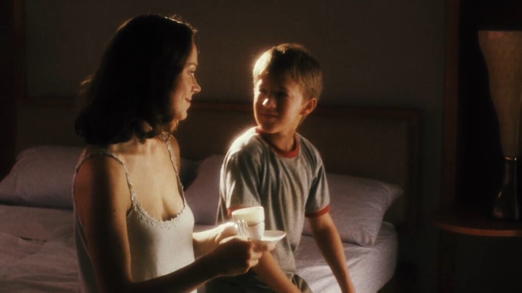 David encontra sua mãe e lhe serve um café da manhã. Senta em sua cama com ela para conversarem.