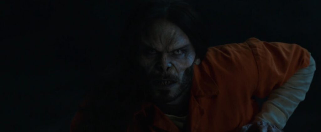 Morbius encara a cidade no alto de um prédio com sua face transformada