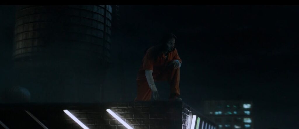 Morbius observa do alto de um prédio, em uma cena em espiral idêntica às do game Prototype