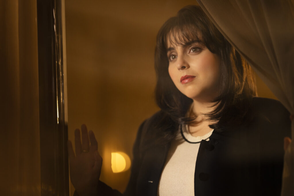 Beanie Feldstein como Mônica Lewinsky em American Crime Story: Impeachment - otageek