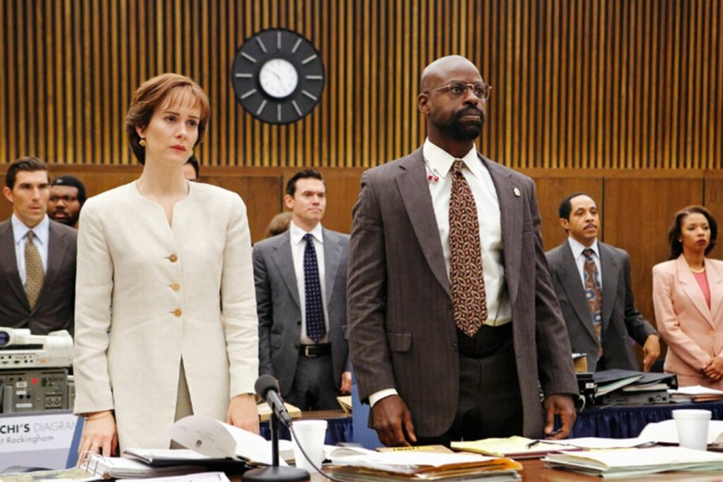 Sarah Paulson como Marcia Clark e Sterling K. Brown no papel de Christopher Darden - otageek