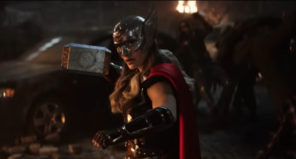 Jane Foster como The Mighty Thor segurando o Mjonir - Crítica - Thor: Amor e Trovão é, de fato, uma clássica história do Thor - Otageek