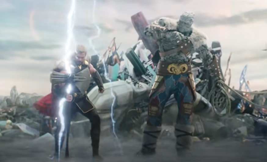 Thor usando o Stormbreaker ao lado de Korg - Crítica - Thor: Amor e Trovão é, de fato, uma clássica história do Thor - Otageek