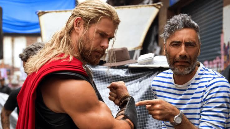 Diretor de Thor: Amor e Trovão junto do Thor no set de filmagens