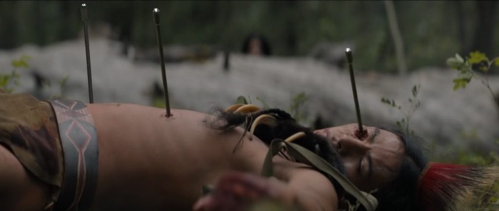 Um índio da tribo Comanche é alvejado por três flechas, uma arma mais primitiva do Predador. 
