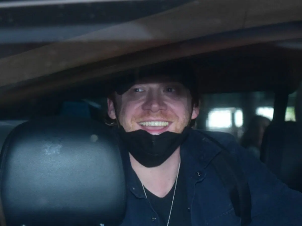 Rupert, com máscara ao queixo, dentro de um carro em visitar ao Brasil - Otageek