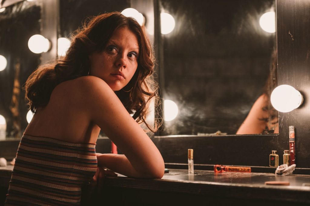 Mia Goth em cena de "X". - Otageek