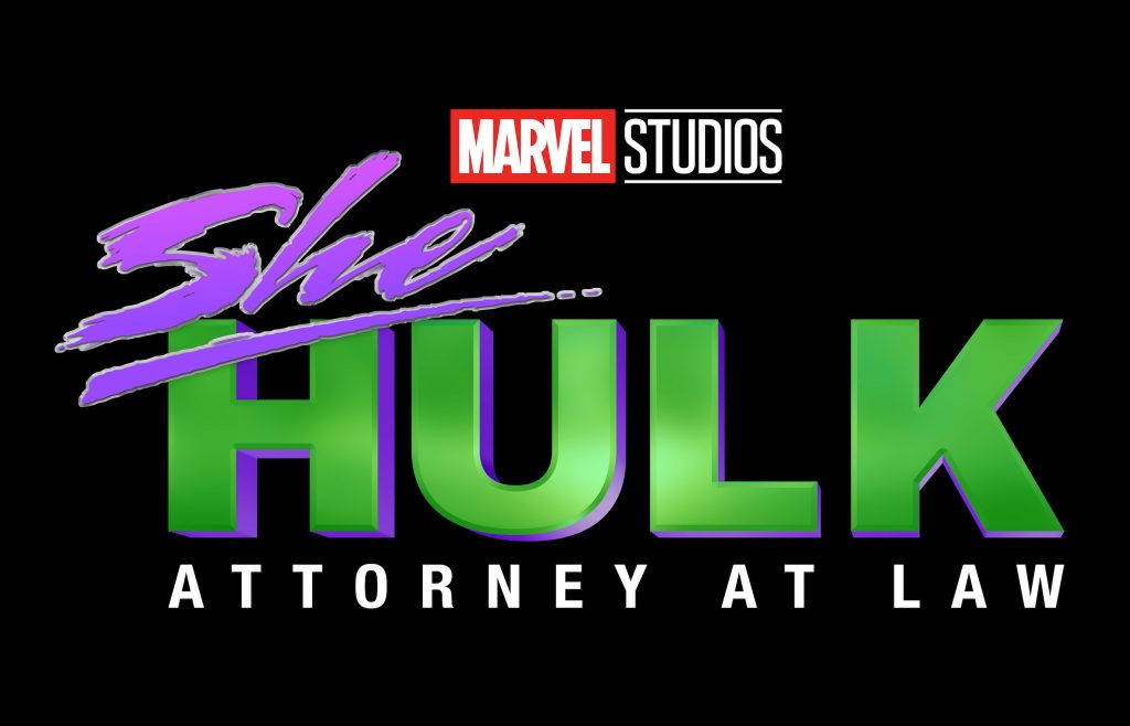 Logo em inglês da série Mulher-Hulk: Defensora de Heróis. Em fonte roxa e verde, com um fundo preto, está escrito "She-Hulk". Embaixo, "Attorney at Law". Em cima, o logo da Marvel Studios.