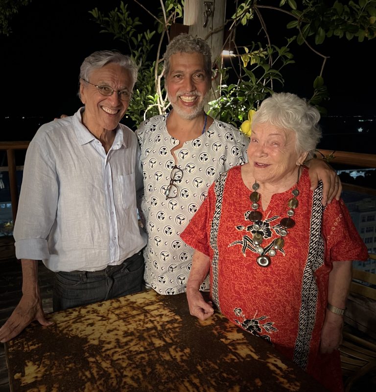 Caetano Veloso e o diretor Estevão Ciavatta