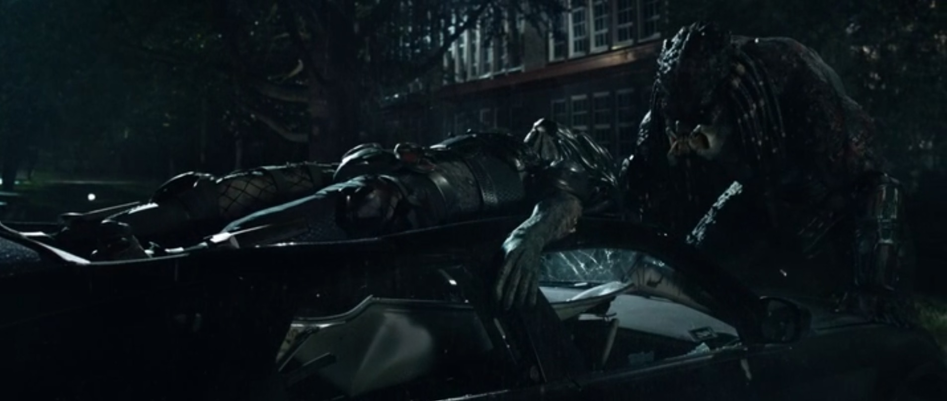 O Super Predador massacra o Predador que conhecemos, batendo com ele no capô de um carro.