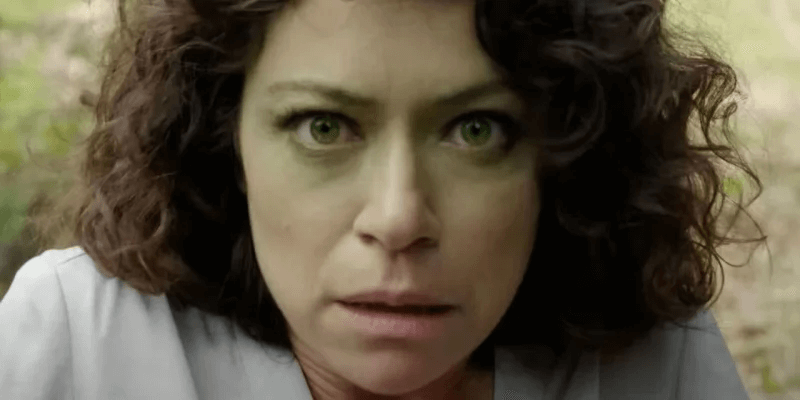 Jennifer Walters com olhos verdes virando she-hulk