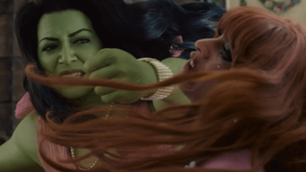 She-Hulk dando um soco em Titania