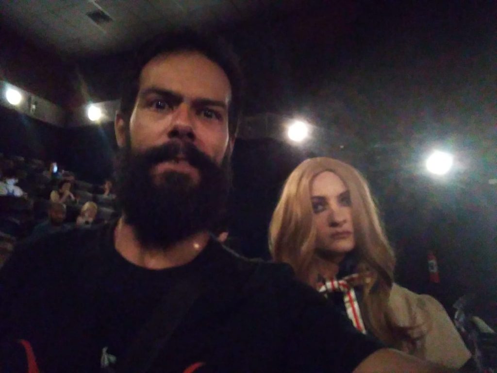 O autor do artigo tira uma selfie coma sósia de Megan no cinema.