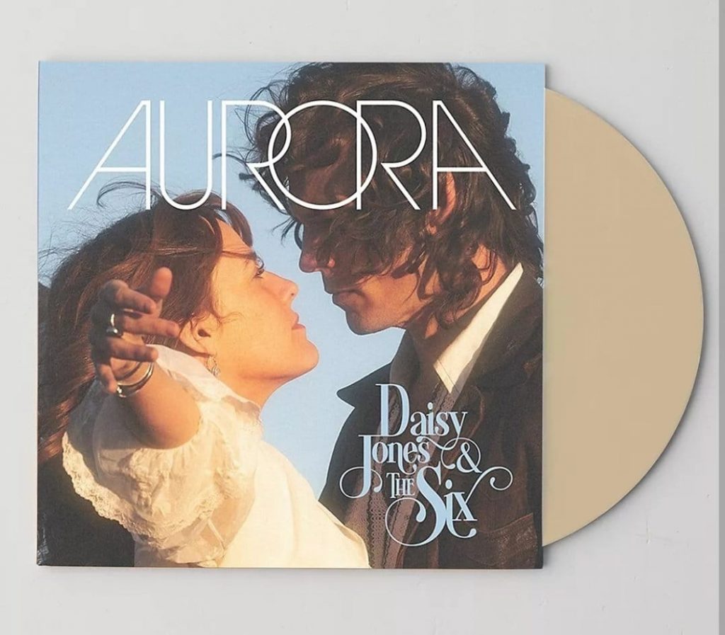 Capa do vinil do álbum Aurora, com os protagonistas da série Riley Keough e Sam Claflin.