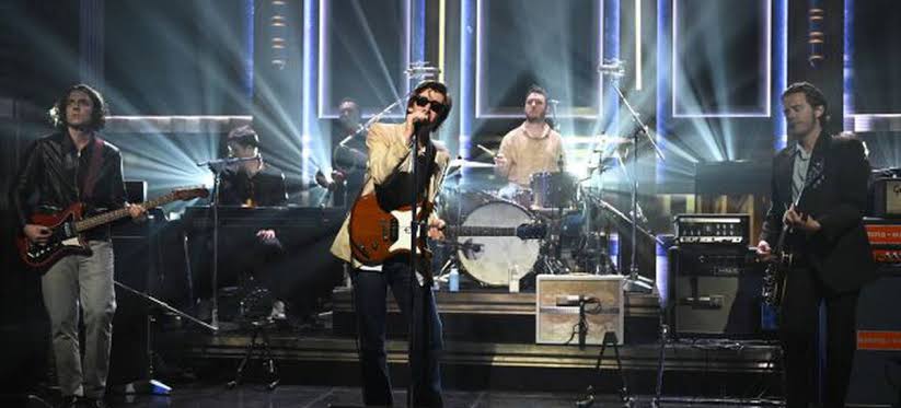 Membros da banda, Arctic Monkeys apresentando a música 'Body Paint' no programa The Tonight Show starring Jimmy Fallon;