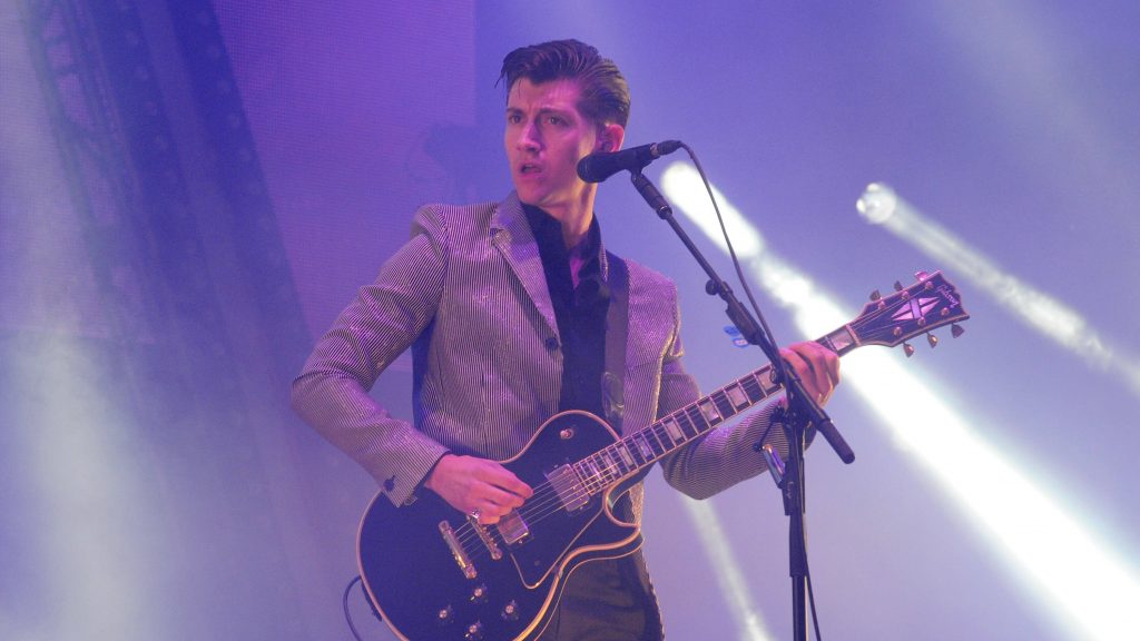 O vocalista do Arctic Monkeys, Alex Turner no Glastonbury 2013.