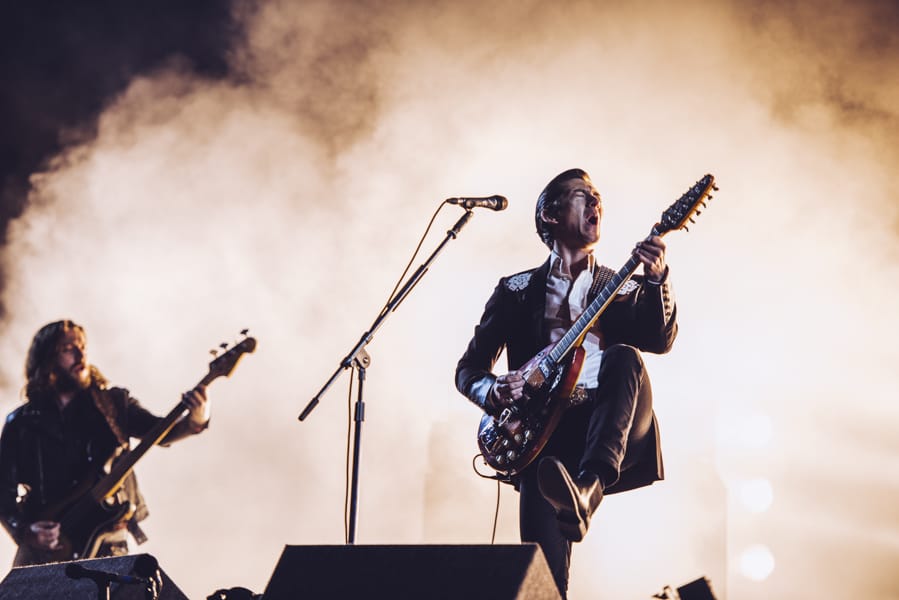 O baixista da banda Arctic Monkeys, Nick O'Malley ao fundo e o vocalista e guitarrista líder, Alex Turner a frente.