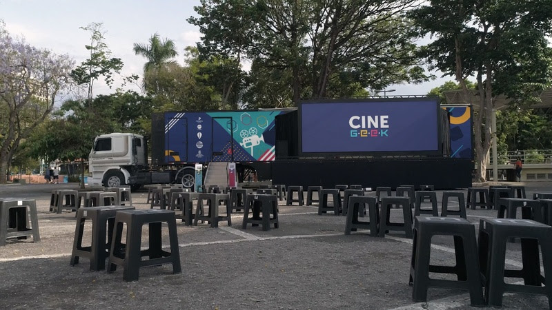 É um projeto cultural itinerante que leva cinema e arte para os mais distantes cantos do Brasil a partir de uma carreta especialmente projetada para essa transmissão.