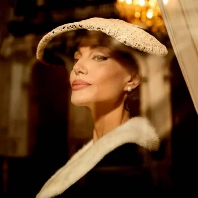 Crítica | “Maria Callas” é observada à distância na cinebiografia de Pablo Larraín