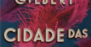 Capa do livro Cidade das Garotas, um fundo azul com penas coloridas de rosa que lembra adereços usados no teatro. Otageek.
