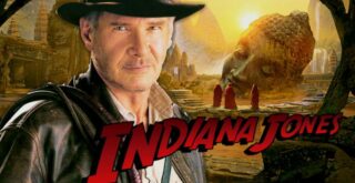 Indiana Jones (Harisson ford) com o logo em vermelho e algumas esculturas ao fundo