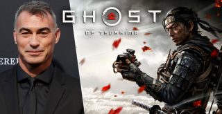 Chad Stahelski ao lado de poster de Ghost of Tsushima