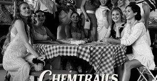 A cantora Lana Del Rey em pé em frente a uma mesa com suas amigas sentadas na capa do album Chemtrails Over The Country Club. Otageek