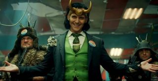 Tom Hiddleston vestido um terno verde e colete verde fazendo referência ao quadrinho do Loki lançado em 2016