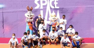 MORADORES DA COMUNIDADE DE HELIÓPOLIS RECEBEM QUADRA COM TEMÁTICA DE SPACE JAM: UM NOVO LEGADO - OTAGEEK