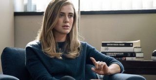 Melissa Roxburgh sentada em uma cadeira, vestida com uma blusa azul na foto de um episódio de Manifest