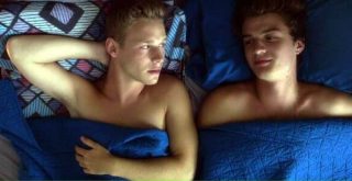 Henry Gamble e Gabe deitados juntos.