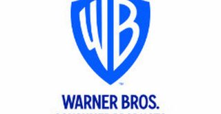 Logotipo da Warner Bross. O símbolo é um escudo com um W e B no meio. Abaixo há o texto: WARNER BROSS Consumer Products. O símbolo é azul e o fundo é branco.