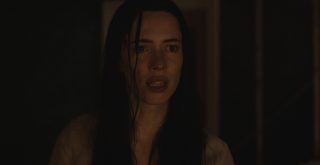 Rebeca Hall em uma cena do filme A Casa Sombra