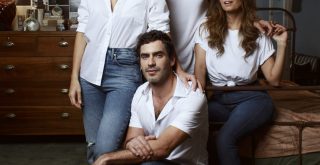Com duas mulheres e dois homens, todos vestidos de branco, Netflix divulga sua nova série, Olhar Indiscreto.