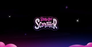 A imagem é azul escuro, como um céu com estrelas e nuvens nas partes inferiores esquerda e direita, cor-de-rosa. Há na imagem o título "Scooby-Doo! Scoobtober"