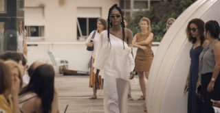 Modelo desfila em cena do filme Favela É Moda