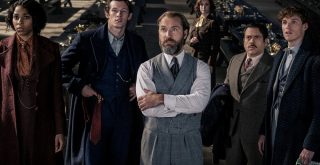 Eulalie Hicks (Jessica Williams), Teseu Scamander (Callum Turner) Alvo Dumbledore (Jude Law) Bunty (Victoria Yeates), Jacob Kowalski (Dan Fogler) e Newt Scamander (Eddie Redmayne) Otageek