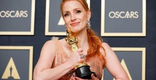 A atriz Jessica Chastain segura seu Oscar de Melhor Atriz.