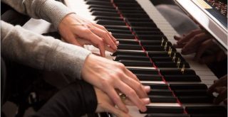 Mãos tocando um piano