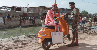 Trajes elegantes e coloridos compõem estilo Banga