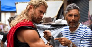 Diretor de Thor: Amor e Trovão junto do Thor no set de filmagens