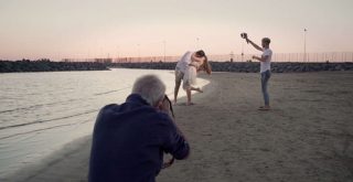 Casal tirando fotos na praia